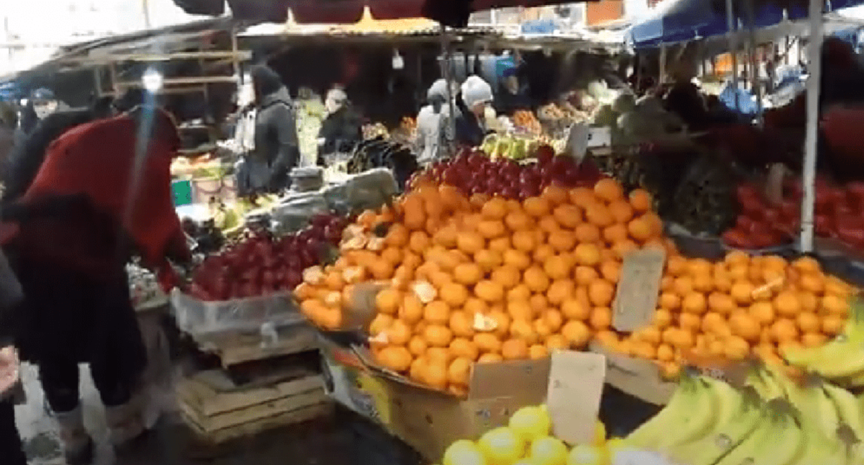 Рынок "Беркат" в Грозном". Стоп-кадр видео https://www.youtube.com/watch?v=zuixOP9FT08.