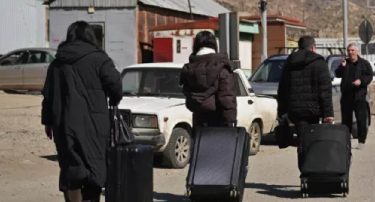 Переход границы. Скриншот фото https://caliber.az/post/grazhdane-46-gosudarstv-evakuirovany-iz-irana-cherez-armeniyu