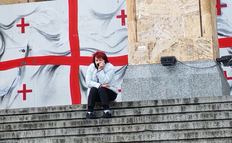 Стол-кадр: "Гражданская активистка Дареджан Цхвитария у здания парламента в Тбилиси". Фото: Tv Pirveli / https://tvpirveli.ge/ka/siaxleebi/sazogadoeba/123178-darejan-tskhvitaria-piqrobs-rom-parlamenttan-karavi-gamiznulad-datsves