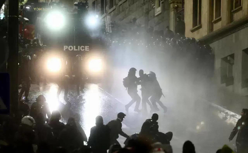 Кадр разгона митинга в Тбилиси. Фото: TV Pirveli / https://tvpirveli.ge/ka/siaxleebi/politika/123211-daitskeba-tu-ara-haagashi-otsnebis-tsinaagmdeg-gamodzieba-iuristis-gamokhmaureba