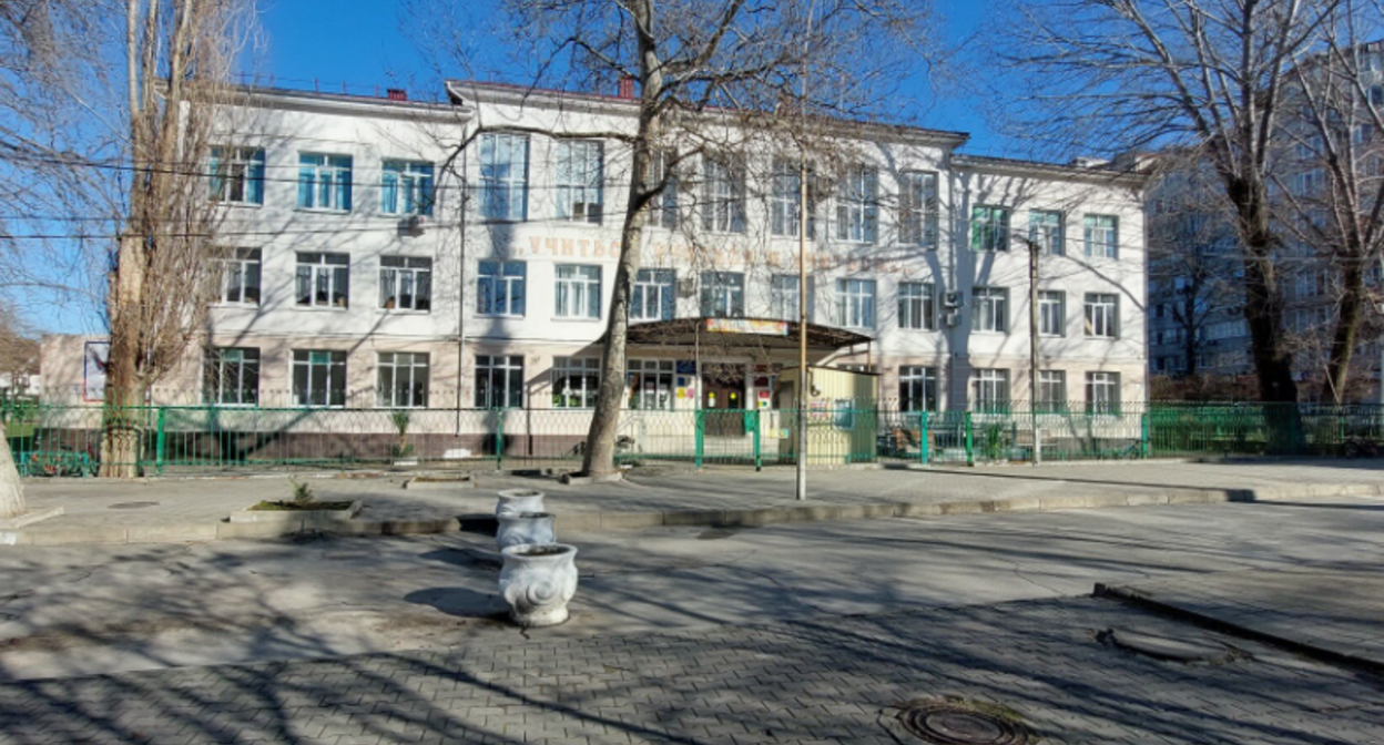 Школа N5 в Анапе. Скриншот фото с сервиса "Яндекс.Карты" https://yandex.com/maps/org/srednyaya_obshcheobrazovatelnaya_shkola_5_imeni_k_solovyanovoy/1801834090/panorama/?ll=37.332636%2C44.901535&panorama%5Bdirection%5D=72.100000%2C10.000000&panorama%5Bfull%5D=true&panorama%5Bpoint%5D=37.331985%2C44.901370&panorama%5Bspan%5D=117.585778%2C60.000000&z=16