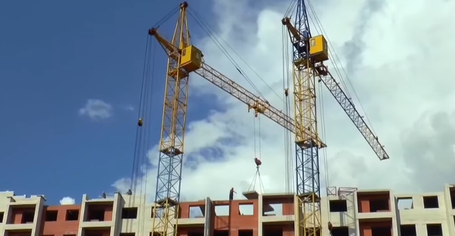 Башенные краны на стройке. Стоп-кадр видео ТЕХНОmagazine, https://vkvideo.ru/video-88291801_456239179?t=10s.
