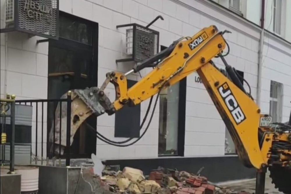 Снос лестницы магазина в Махачкале. Скриншот видео, размещенного на странице Салмана Дадаева в Instagram принадлежит компании Meta деятельность которой запрещена в России