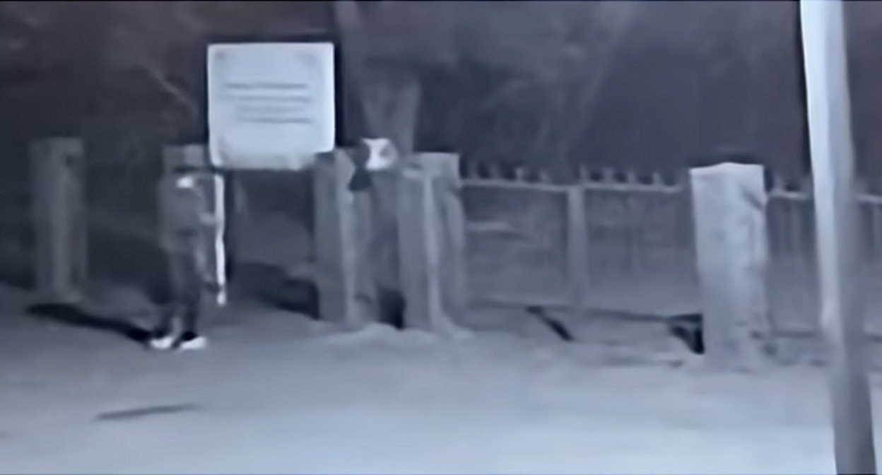 Момент инцидента: мужчина установил свиную голову на ограду мечети аула Козет. Кадр видео "Кавказского узла" https://www.youtube.com/watch?v=_P-yrNDfTIY