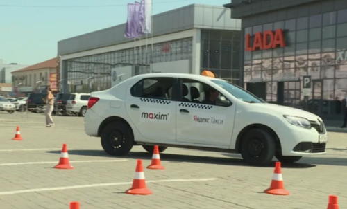 Такси в Астрахани. Скриншот фото "Лотос ГТРК", https://lotosgtrk.ru/news/stalo-izvestno-kto-stal-luchshim-astrakhanskim-taksistom/