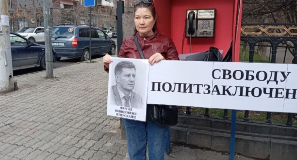 Участница пикета в Ереване с портретом экс-губернатора Хабаровского края Сергея Фургала. 21 марта 2026 года. Фото: RusNews https://t.me/rusnews/82100