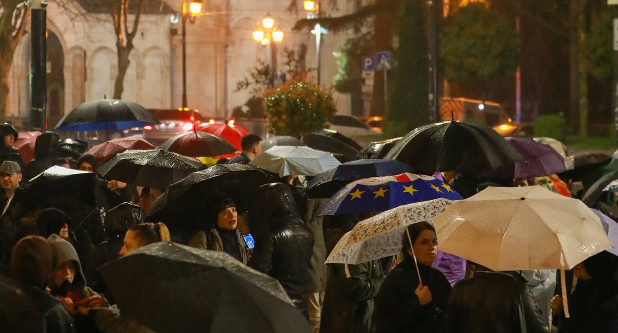 Стоп-кадр: "Проевропейские протесты в Тбилиси 483-й день подряд. Фото: MO SE / Facebook