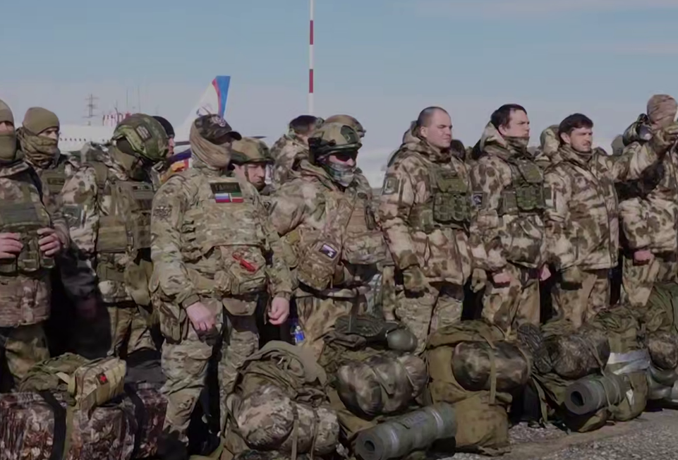 Бойцы в аэропорту Грозного. Скриншот фото из Telegram-канала Рамзана Кадырова от 25.03.26, https://t.me/RKadyrov_95/6392.
