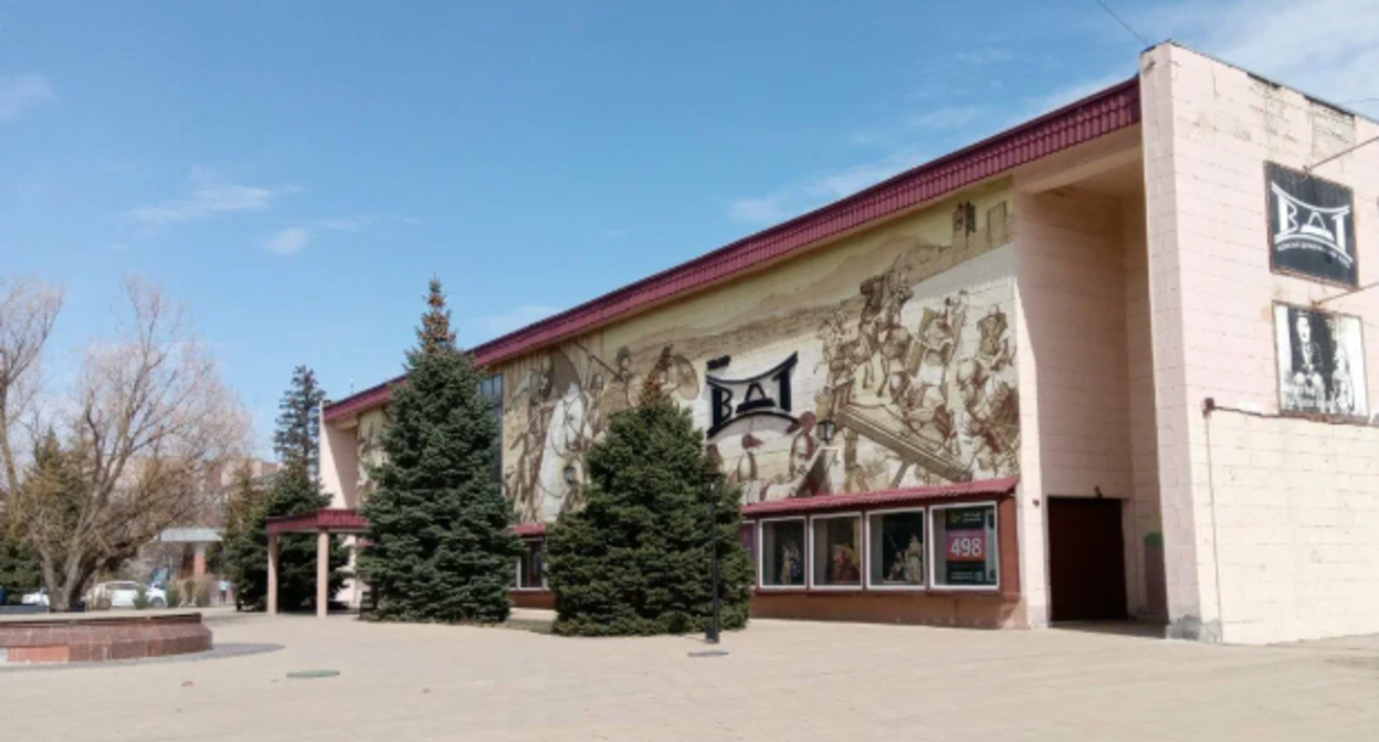 Драмтеатр в Волжском, у которого планировалось провести митинг. Скриншот фото с сервиса "Яндекс.карты", https://yandex.ru/images/search?from=tabbar&img_url=https%3A%2F%2Favatars.mds.yandex.net%2Fget-altay%2F12865251%2F2a0000018eeb30459c070387a9e0875a5511%2Forig&lr=214&pos=0&rpt=simage&text=%D0%B2%D0%BE%D0%BB%D0%B6%D1%81%D0%BA%D0%B8%D0%B9%20%D0%B4%D1%80%D0%B0%D0%BC%D1%82%D0%B5%D0%B0%D1%82%D1%80 Драмтеатр в Волжском, у которого планировалось провести митинг. Скриншот фото с сервиса "Яндекс.карты", https://yandex.ru/images/search?from=tabbar&img_url=https%3A%2F%2Favatars.mds.yandex.net%2Fget-altay%2F12865251%2F2a0000018eeb30459c070387a9e0875a5511%2Forig&lr=214&pos=0&rpt=simage&text=%D0%B2%D0%BE%D0%BB%D0%B6%D1%81%D0%BA%D0%B8%D0%B9%20%D0%B4%D1%80%D0%B0%D0%BC%D1%82%D0%B5%D0%B0%D1%82%D1%80