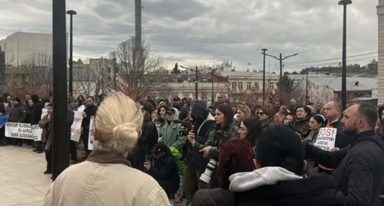 Участники акции в Тбилиси. Скриншот фото "Интерпрессньюс" от 28.03.26, https://www.interpressnews.ge/ka/article/865742-mtavrobis-administraciastan-diushenit-daavadebuli-bavshvebis-mxardamcheri-akcia-gaimarta