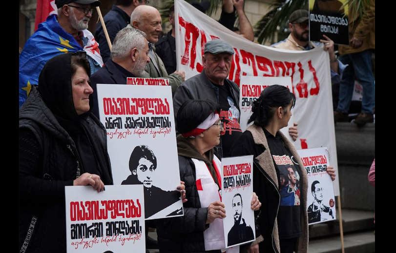 Участники акции в Кутаиси с портретами политзаключенных. Фото Mo Se. Скриншот фото https://www.facebook.com/photo/?fbid=4263152930666113&set=pcb.4263154510665955 (деятельность компании Meta, владеющей соцсетью, запрещена в России) Участники акции в Кутаиси с портретами политзаключенных. Фото Mo Se. Скриншот фото https://www.facebook.com/photo/?fbid=4263152930666113&set=pcb.4263154510665955 (деятельность компании Meta, владеющей соцсетью, запрещена в России)