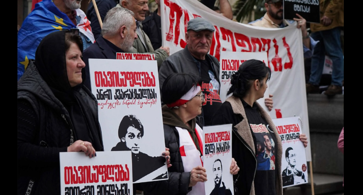 Участники акции в Кутаиси с портретами политзаключенных. Фото Mo Se. Скриншот фото https://www.facebook.com/photo/?fbid=4263152930666113&set=pcb.4263154510665955 (деятельность компании Meta, владеющей соцсетью, запрещена в России) Участники акции в Кутаиси с портретами политзаключенных. Фото Mo Se. Скриншот фото https://www.facebook.com/photo/?fbid=4263152930666113&set=pcb.4263154510665955 (деятельность компании Meta, владеющей соцсетью, запрещена в России)