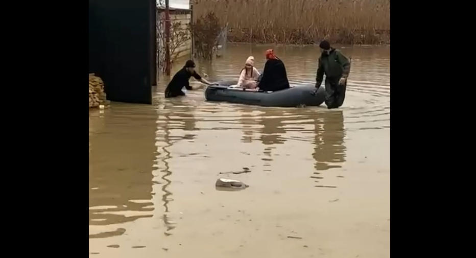 Наводнение в Дагестанских Огнях. Кадр видео администрации города https://t.me/dagogni_press/12719