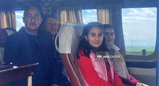 Люди вернувшиеся в Ходжавенд. 31 марта 2026 г. Фото: APA https://ru.apa.az/social/v-gorod-xodzavend-pribyla-ocerednaya-gruppa-pereselencev-foto-obnovleno-643512