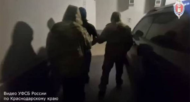 Задержание подозреваемого в приготовлении к поджогу трансформаторной подстанции. 31 марта 2026 г. Скриншот виде https://www.instagram.com/reels/DWizwpjjK3P/