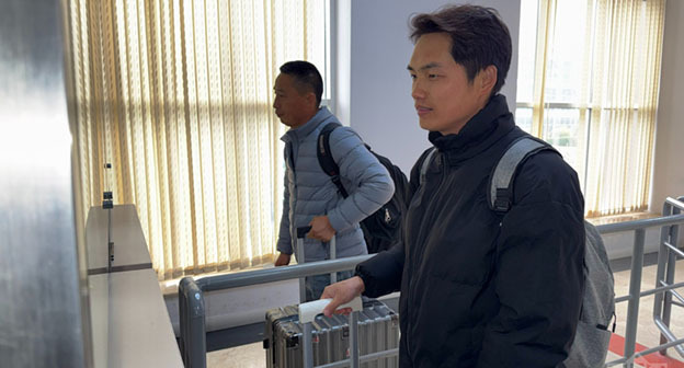 Эвакуация из Ирана. Фото: https://azertag.az/ru/xeber/evakuaciya_iz_irana_svyshe_100_inostrannyh_grazhdan_peresekli_granicu_azerbaidzhana_video-4052299