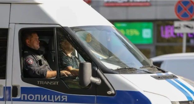 Сотрудники полиции. Фото: https://www.instagram.com/p/DWiyK1eDTMz/ принадлежит компании Meta деятельность которой запрещена в России