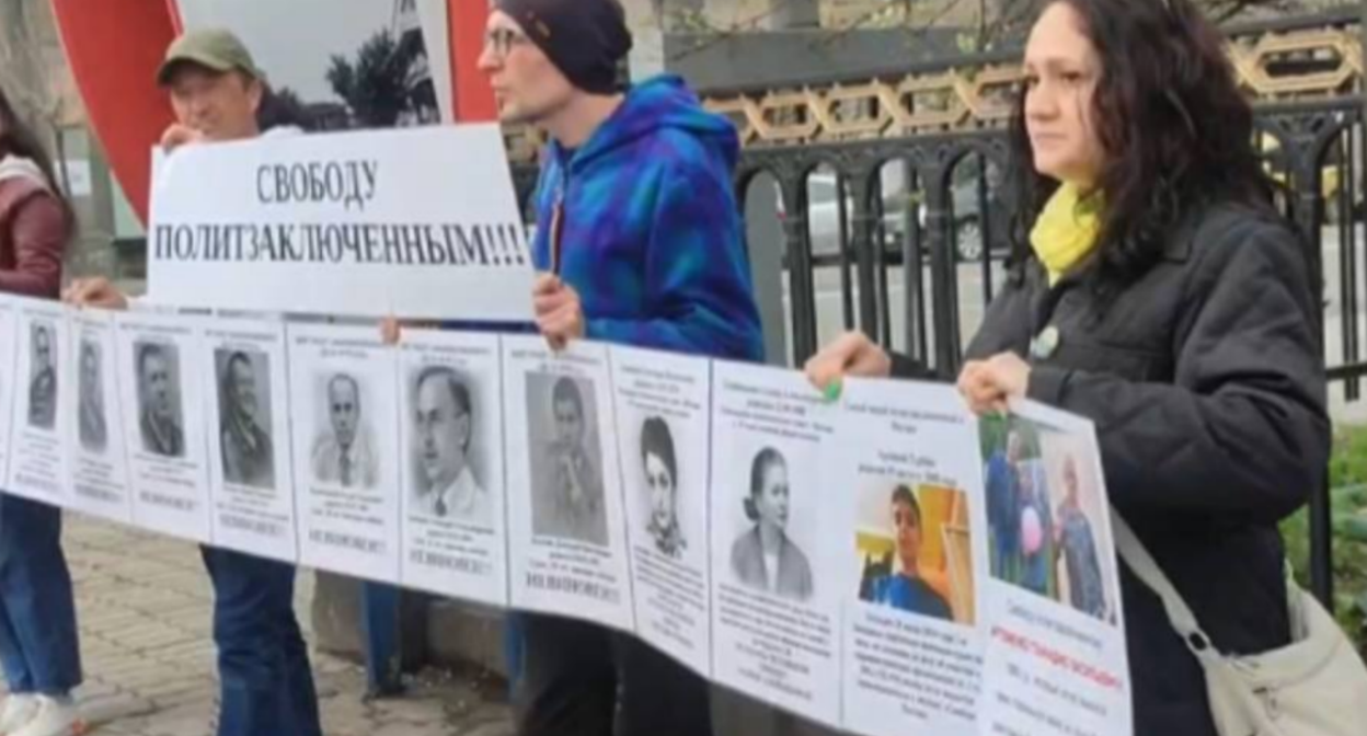 Участники акции в Ереване. Скриншот фото RusNews от 04.04.26, https://t.me/rusnews/82710