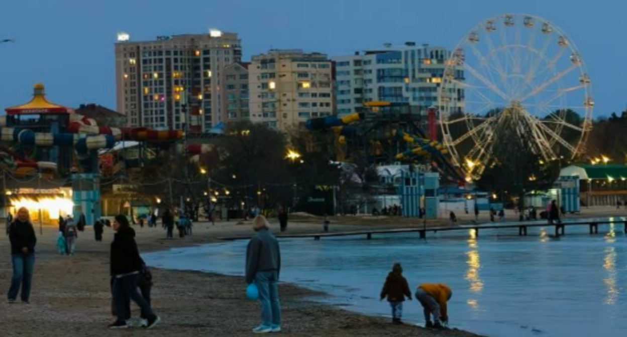 Центральный пляж в Анапе. Скриншот фото из Telegram-канала "Маковозовы" от 02.04.26, https://t.me/makovozovy/57057 Центральный пляж в Анапе. Скриншот фото из Telegram-канала "Маковозовы" от 02.04.26, https://t.me/makovozovy/57057