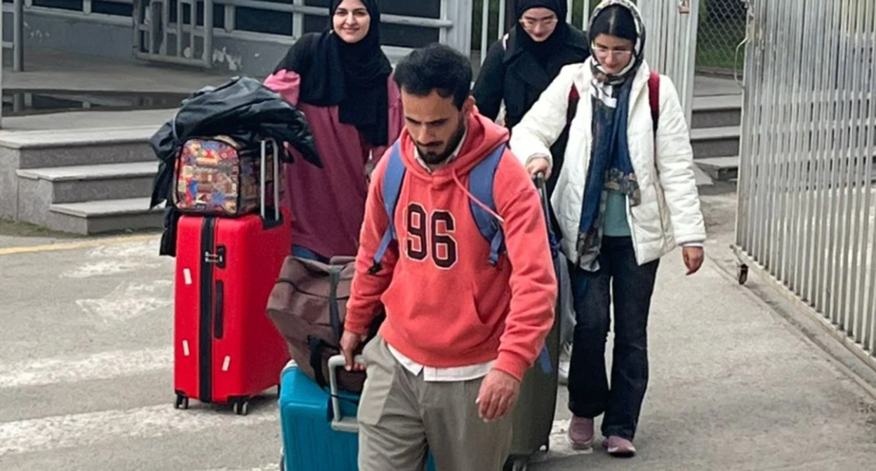 Эвакуированные из Ирана на границе с Азербайджаном. Скриншот фото Report от 05.04.26, https://report.az/ru/vneshnyaya-politika/na-segodnyashnij-den-iz-irana-v-azerbajdzhan-evakuirovany-3-297-chelovek.