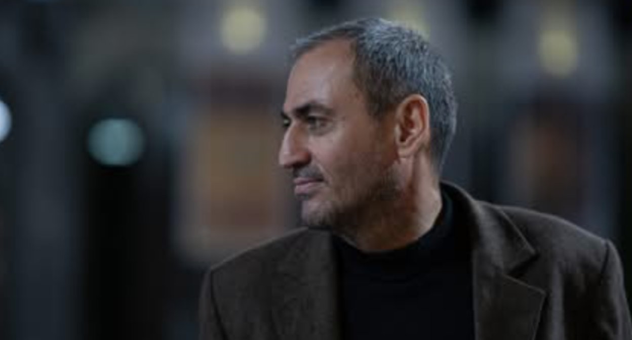 Афган Садыгов. Скриншот фото Publika? https://publika.ge/gamocema-qazetci-is-cnobit-afgan-sadigovi-ukve-baqoshi-imyofeba-da-is-azerbaijanul-mkhares-witeli-khidis-gamshveb-punqtze-gadasces/?fbclid=IwY2xjawQ_ZLlleHRuA2FlbQIxMQBicmlkETFDN1B6NjNaVDI1QkQybUVhc3J0YwZhcHBfaWQQMjIyMDM5MTc4ODIwMDg5MgABHokjAOfL9MhckwJeGXljSKt4gglmgJ3IQxWYY-lNxXiyxYWRgQaTZTrs2rr__aem_-FE-ZcLeJwk-OGorFvwqEQ