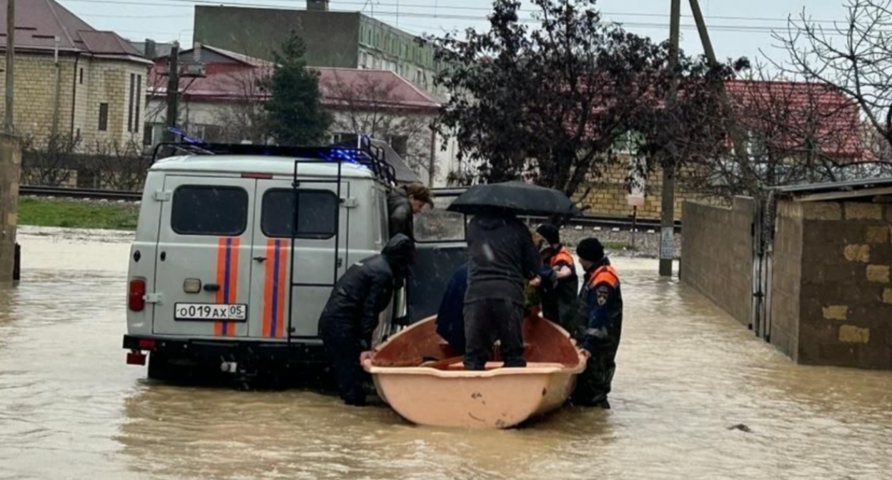 Эвакуация жителей в Дербентском районе. Скриншот фото администрации района от 05.04.26, https://t.me/derbentskiyrayon_official/21832 Эвакуация жителей в Дербентском районе. Скриншот фото администрации района от 05.04.26, https://t.me/derbentskiyrayon_official/21832