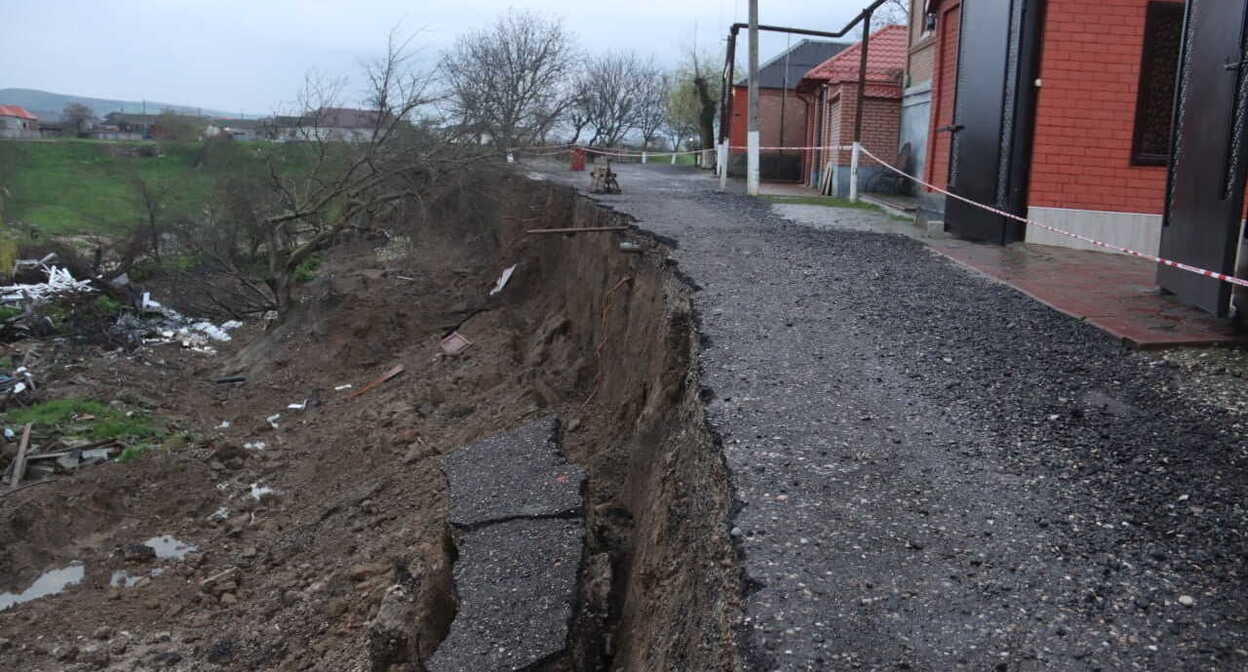 Последствия оползня в селе Илсхан-Юрт. Фото: Ризван Эдильсултанов  / ИА “Чечня Сегодня”. 