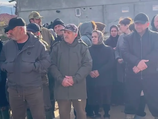 Стоп-кадр: "Жители поселка Газораспределитель в Махачкале обратились к мэру Махачкалы и главе Дагестана с требованием убрать препятствия в русле реки". Фото: "Черновик" 2.0 / Telegram-канал Стоп-кадр: "Жители поселка Газораспределитель в Махачкале обратились к мэру Махачкалы и главе Дагестана с требованием убрать препятствия в русле реки". Фото: "Черновик" 2.0 / Telegram-канал