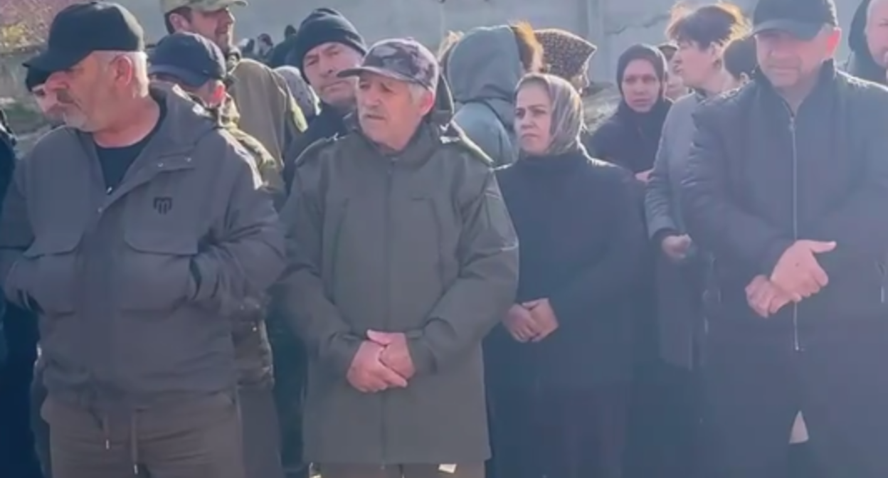 Кадр жители поселка Газораспределитель в Махачкале обратились к мэру Махачкалы и главе Дагестана  с требованием убрать препятствия в русле реки. Фото: Черновик 2.0 / Telegram-канал