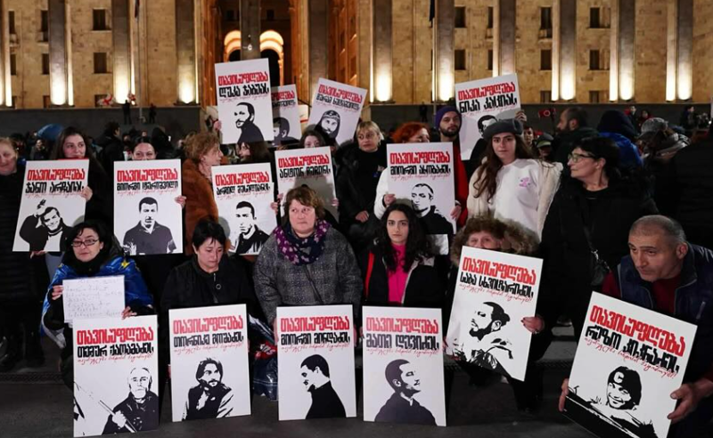 Кадр члены семей узников совести в Тбилиси в 497-й день непрерывных протестов. Фото: TV Pirveli / https://tvpirveli.ge/ka/siaxleebi/politika/125163-meore-tseli-9-aprilis-memorialtan-sindisis-patimrebis-mshoblebi-dgesats-rustavelze Кадр члены семей узников совести в Тбилиси в 497-й день непрерывных протестов. Фото: TV Pirveli / https://tvpirveli.ge/ka/siaxleebi/politika/125163-meore-tseli-9-aprilis-memorialtan-sindisis-patimrebis-mshoblebi-dgesats-rustavelze