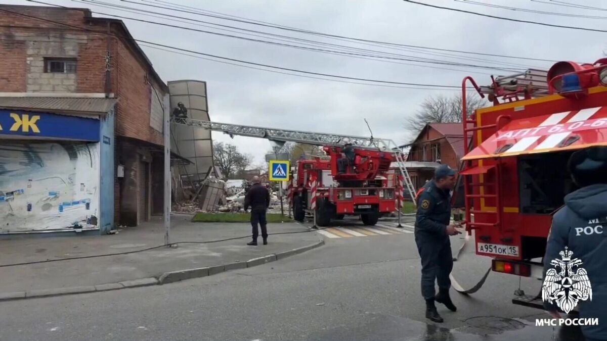На месте взрыва во Владикавказе. 10 апреля 2026 г. Фото: МЧС России На месте взрыва во Владикавказе. 10 апреля 2026 г. Фото: МЧС России
