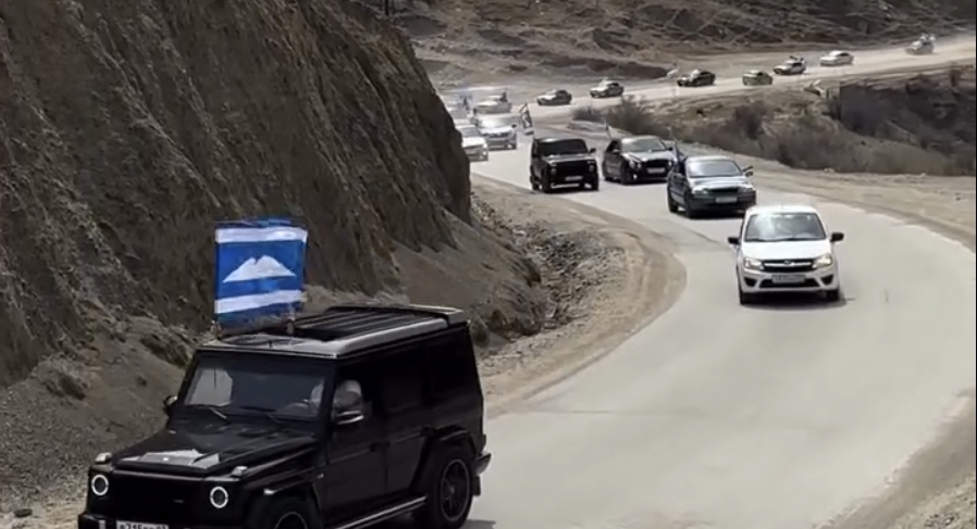 Автопробег в День возрождения балкарского народа. Кадр видео travel_kbr / Instagram*