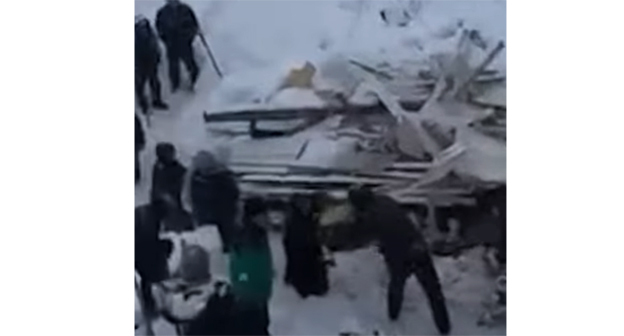 Снежная лавина накрыла дома в селе Шаитли. 12 апреля 2026 г. Скриншот видео https://www.instagram.com/p/DXD9CUXjQNp/ Instagram принадлежит компании Meta деятельность которой запрещена в России Снежная лавина накрыла дома в селе Шаитли. 12 апреля 2026 г. Скриншот видео https://www.instagram.com/p/DXD9CUXjQNp/ Instagram принадлежит компании Meta деятельность которой запрещена в России