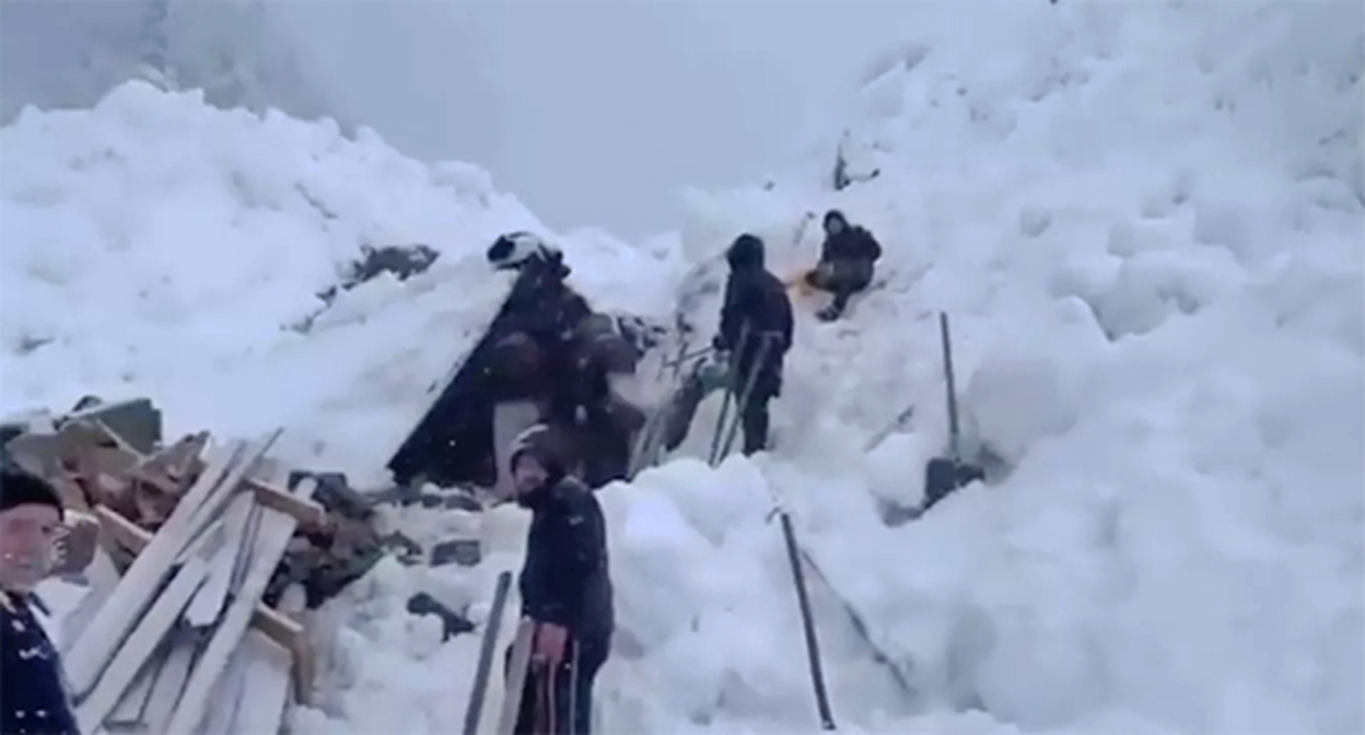 Снежная лавина накрыла дома в селе Шаитли. 12 апреля 2026 г. Скриншот видео https://www.instagram.com/p/DXD9CUXjQNp/ Instagram принадлежит компании Meta деятельность которой запрещена в России Снежная лавина накрыла дома в селе Шаитли. 12 апреля 2026 г. Скриншот видео https://www.instagram.com/p/DXD9CUXjQNp/ Instagram принадлежит компании Meta деятельность которой запрещена в России