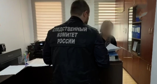 Обыск во время задержания директора водоканала. 13 апреля 2026 г. Скриншот видео https://www.1tv.ru/news/2026-04-13/539224