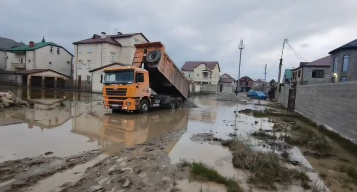 Последствия наводнения в махачкалинском поселке. Стоп-кадр видео администрации Махачкалы https://t.me/makhachkalaofficial/21990 Последствия наводнения в махачкалинском поселке. Стоп-кадр видео администрации Махачкалы https://t.me/makhachkalaofficial/21990