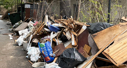 Свалка на улице Новоселов в Сочи. Фото корреспондента "Кавказского узла"