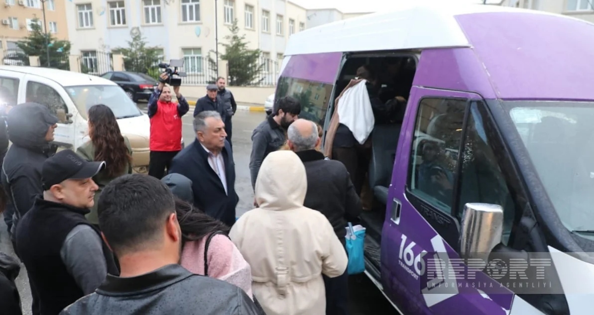 Переселенцы. 21 апреля 2026 года. Фото: Report https://report.az/ru/vnutrennyaya-politika/v-ramkah-velikogo-vozvrasheniya-eshe-92-semi-otpravilis-v-agdam