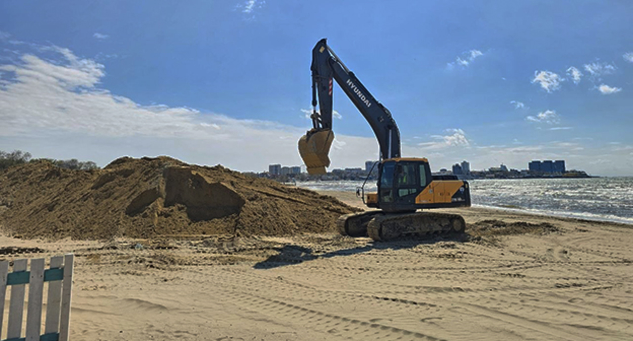 Отсыпка пляжей Анапы песком. Фото: t.me/MoreOz
