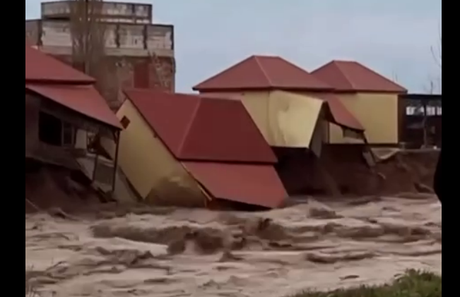 Падающий в воду дом во время наводнения в Дагестане. Стоп-кадр видео "Сапа" от 05.04.26, https://t.me/sapakavkaz/6824.