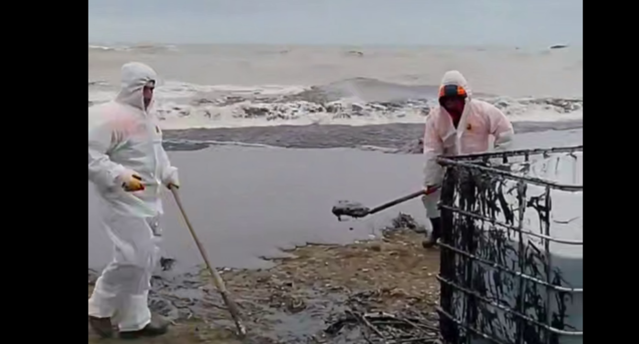 Нефтепродукты собирают лопатами. Стоп-кадр видео из Telegram-канала Жоры Каваносяна от 25.04.26, https://t.me/ecozhora/7520