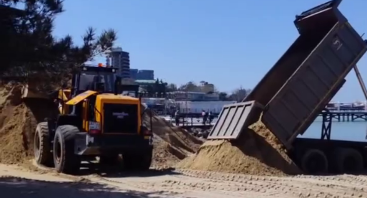 Засыпка привозным песком пляжей Анапы. Стоп-кадр видео из Telegram-канала Макса Анапского от 25.04.26, https://t.me/maksanapskii/19017.