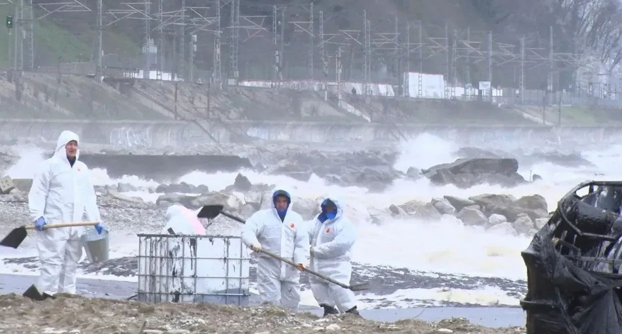 Уборка нефтепродукта на побережье в Туапсе. Фото из телеграм-канала оперштаба Кубани https://t.me/opershtab23/15794