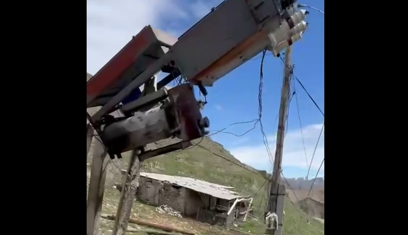 Итоги оползня в селе Ханар. Стоп-кадр видео из Telegram-канала "Черновик 2.0" от 25.04.26, https://t.me/chernovik_new/8718.