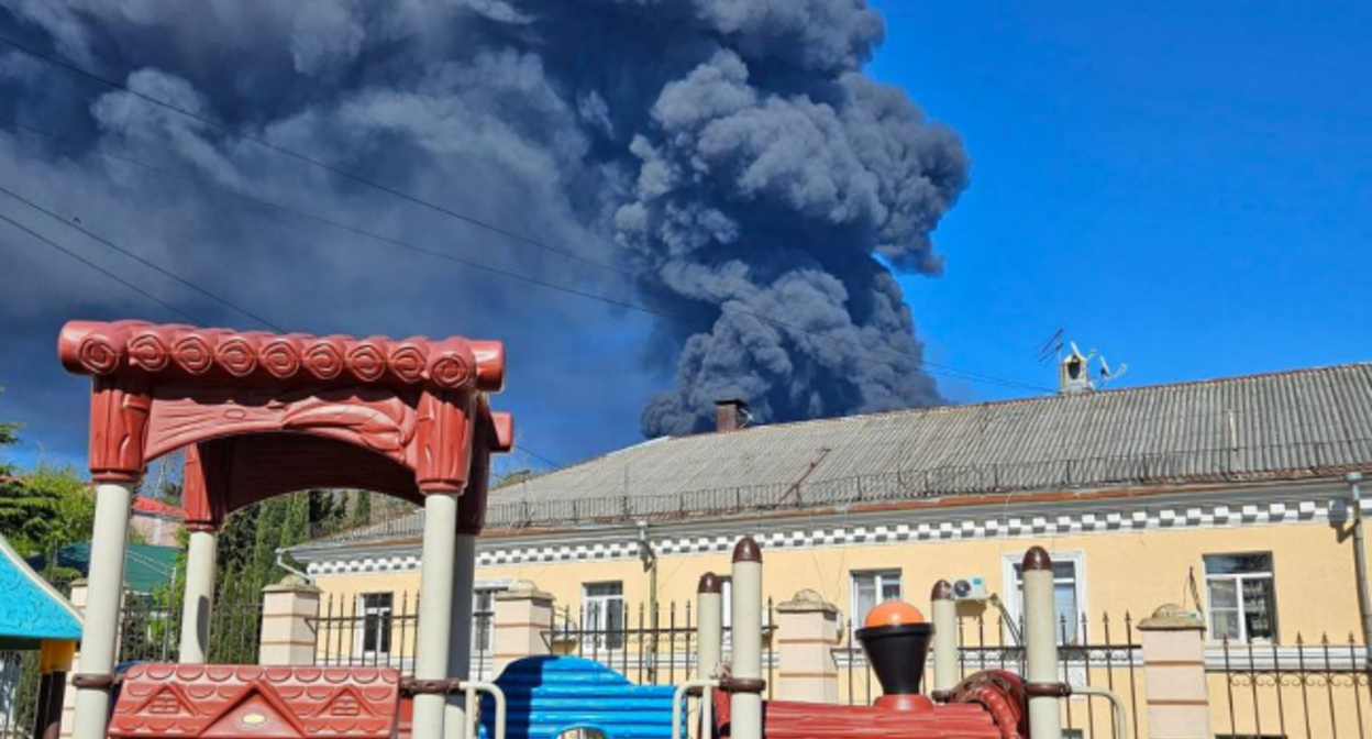 Дым от пожара в Туапсе. Скриншот фото Александра Михайлова из ТГ-канала "Мой Туапсе" от 28.04.26, https://t.me/my_tuapse/34881?single