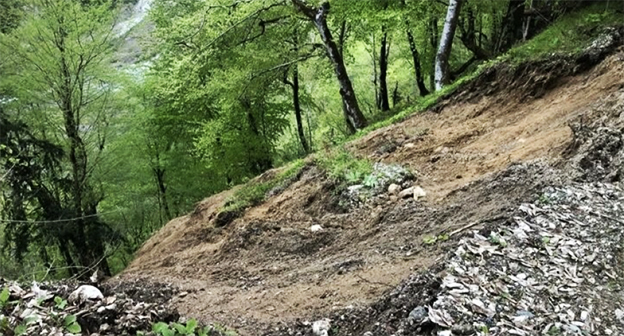 Сход селя в Кодорском ущелье. Фото: https://uks-ra.ru/novosti/item/77-v-kodorskom-ushchele-soshel-sel-dvizhenie-ogranicheno