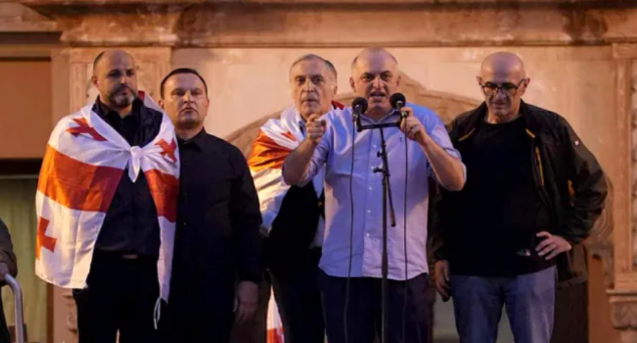 Слева направо: Иракли Надирадзе, Паата Манжгаладзе, Паата Бурчуладзе, Муртаз Зоделава,  Лаша Беридзе на акции 04.10.25. Скриншот фото "Интерпрессньюс" https://www.interpressnews.ge/ru/article/174819-po-delu-4-oktiabria-paata-burchuladze-murtaz-zodelava-iraklii-nadiradze-lasha-beridze-i-paata-mandzhgaladze-prigovoreny-k-7-tornike-mchedlishvili-nika-gventsadze-iraklii-chkhvirkiia-k-5-a-iraklii-shaishmelashvili-k-2-godam-lisheniia-svobody.