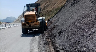 Дорожная техника на дороге в Чародинском районе. Фото: https://mintransdag.ru/news/v-carodinskom-raione-iz-za-razmyva-podxoda-k-vremennomu-mostu-zakryto-dvizenie-na-doroge-k-vosmi-selam