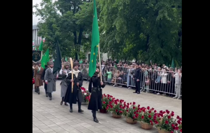 Участники шествия в Нальчике 21.05.25, стоп-кадр видео https://t.me/zapravakbr/3361. Участники шествия в Нальчике 21.05.25, стоп-кадр видео https://t.me/zapravakbr/3361.