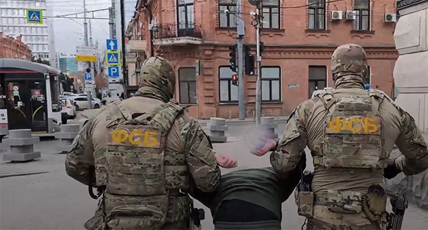 Задержание подозреваемого. 20 мая 2026 г. Скриншот видео: ЦОС ФСБ России https://tass.ru/proisshestviya/27466877 Задержание подозреваемого. 20 мая 2026 г. Скриншот видео: ЦОС ФСБ России https://tass.ru/proisshestviya/27466877